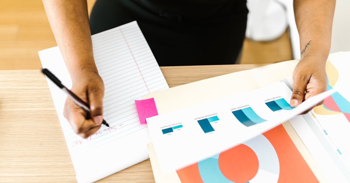 製品レビューを慎重に分析するユーザーや研究者のイメージ