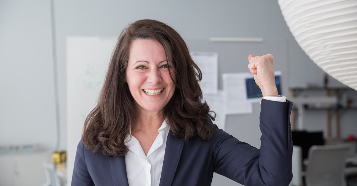 ノビエースを飲んで元気に笑う中高生たち。成長期を楽しむ姿を明るく描いた画像