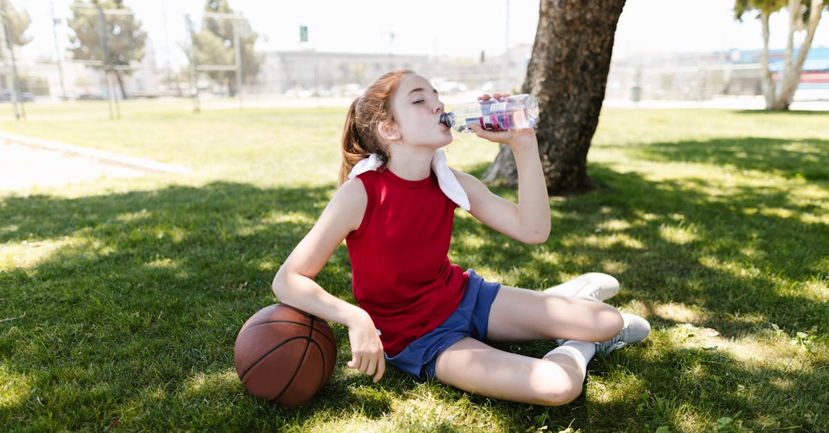 中学生や高校生がノビエースのようなボトルドリンクを笑顔で飲んでいるシーン。自然でおいしそうな印象