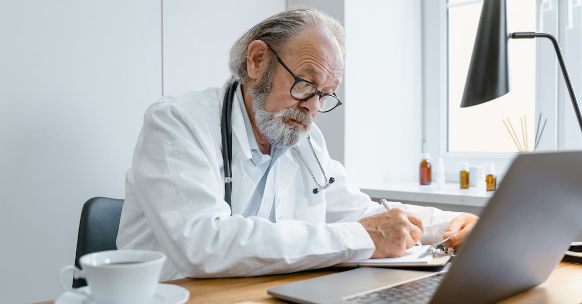 レバクリのサービスに対して改善点を指摘している男性のイメージ