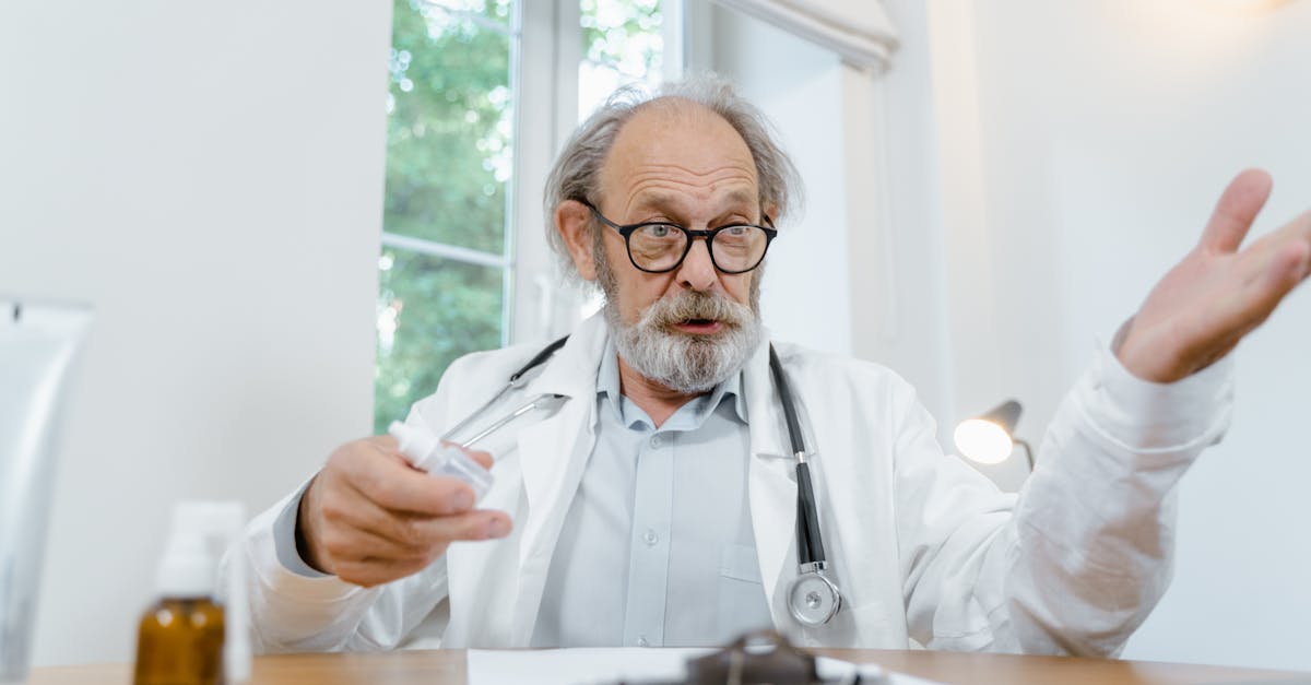 産婦人科医が妊活ゼリーを紹介する様子