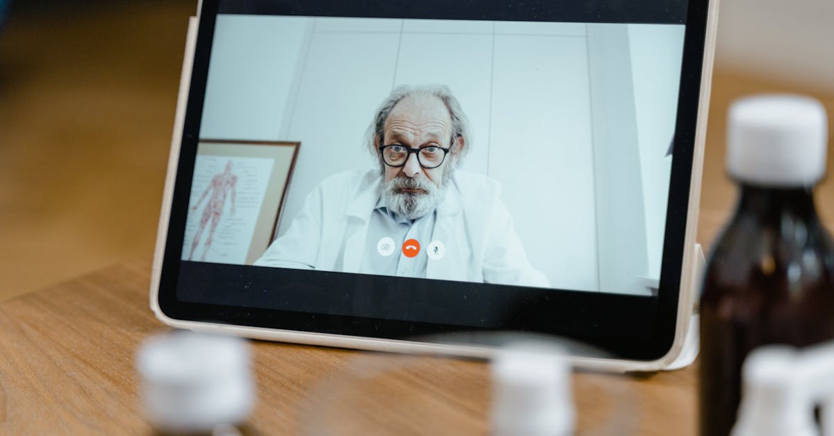 医師と相談する女性。サプリメントの正しい摂取方法や注意点を理解している様子。