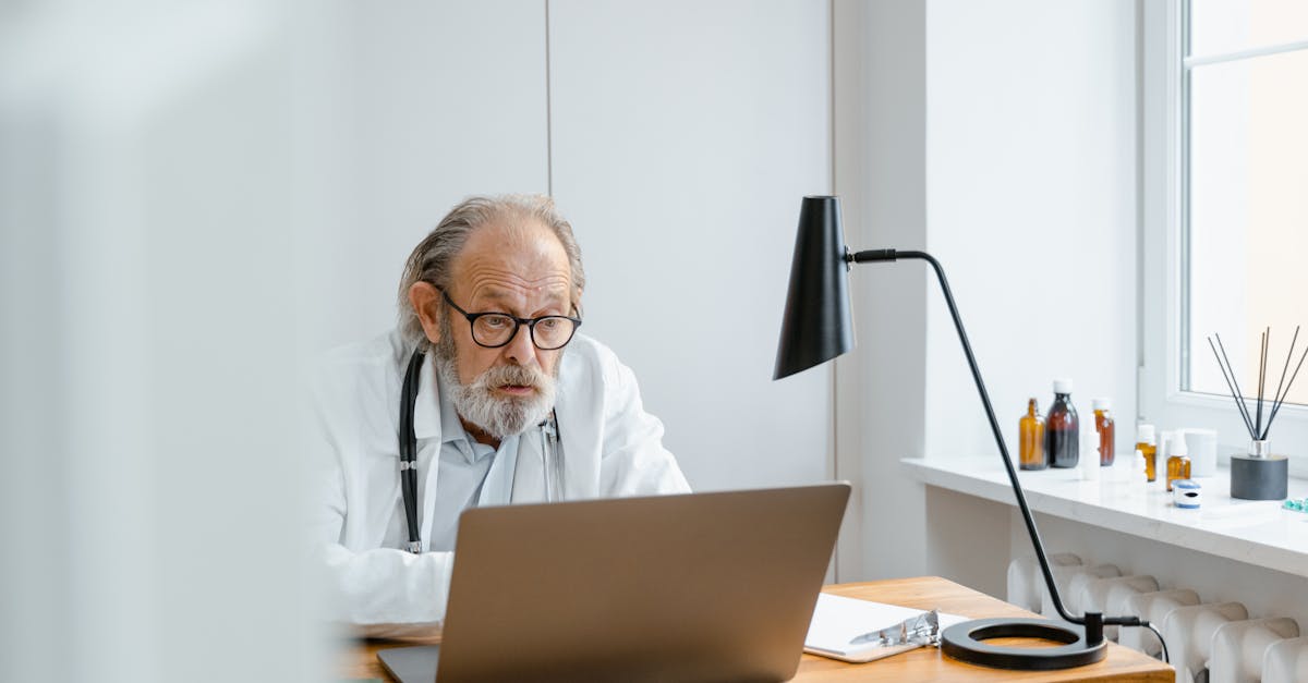 レバクリのサービスに対して改善点を指摘している男性のイメージ