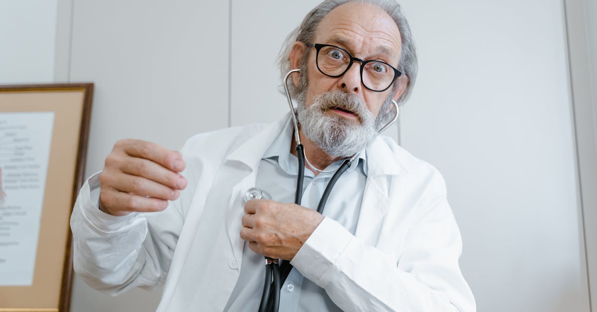 医師がサプリメントの科学的根拠について説明する様子