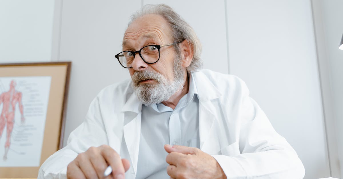 アデランス店舗でスタッフと相談する男性のイメージ画像（無料体験の説明を受けている）