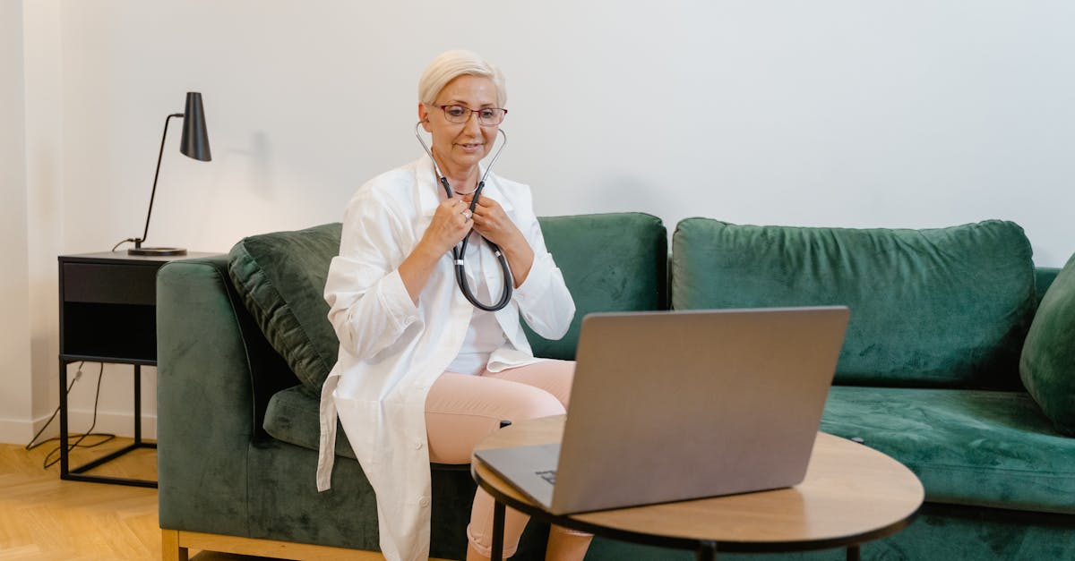 レバクリの医師とビデオ通話で診療を受けている男性のイメージ画像