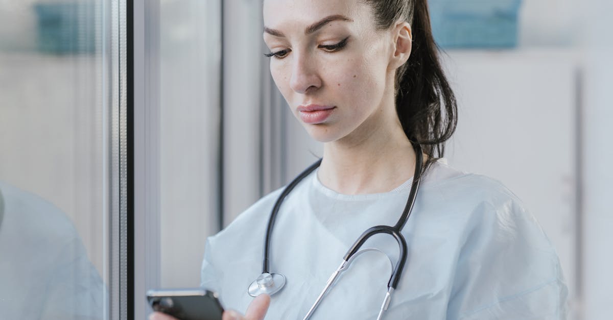 レバクリの料金をスマートフォン画面で確認する男性のイメージ画像