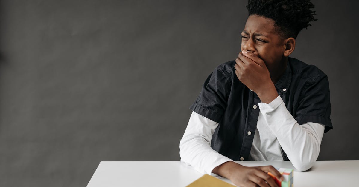 現代の中高生が食事を急いで摂っている様子。栄養不足や生活の忙しさを象徴する画像