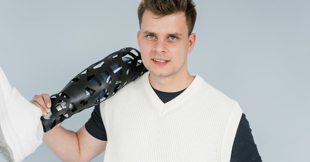 男性が悩みを克服し自己肯定感を取り戻す様子。医療が支える心の変化。