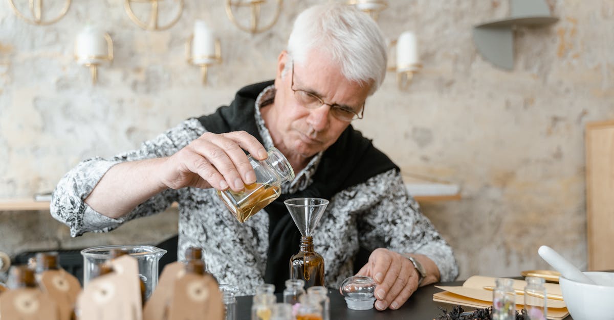 植物エキスを抽出するシーンをイメージ。自然由来の成分が肌を優しく包み込む様子を表現。