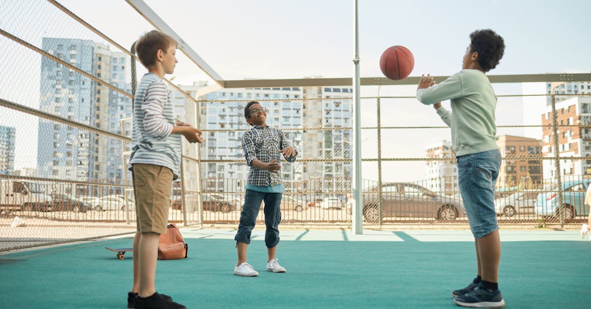 部活後にベンチでドリンクを飲んでリラックスする高校生のシーン。努力と回復の瞬間を描いた画像