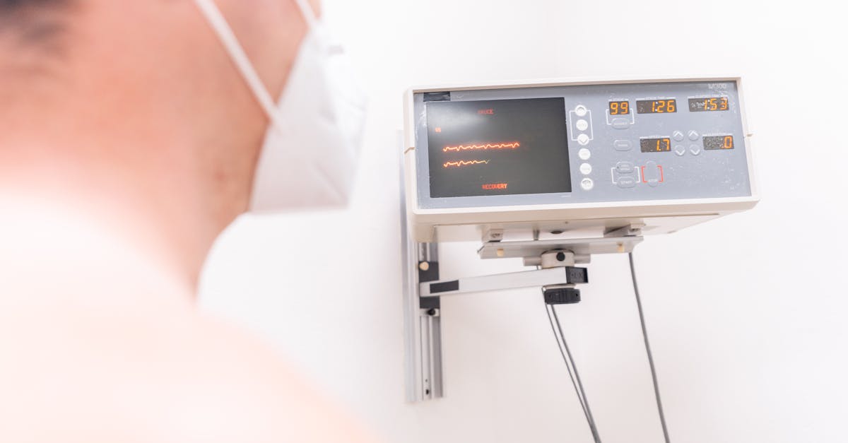 健康管理を始めることを決意してスマートリングを手に取る男性