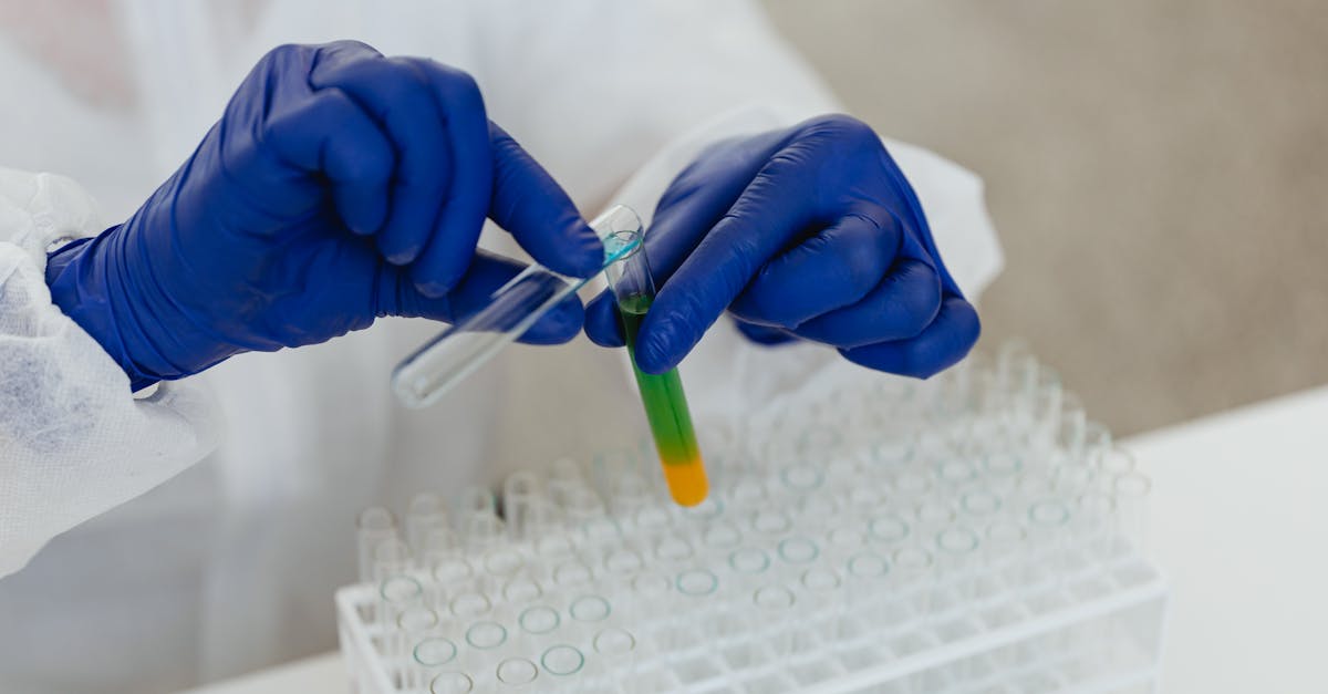 第三者機関の研究員がサプリ成分を分析している研究室のイメージ