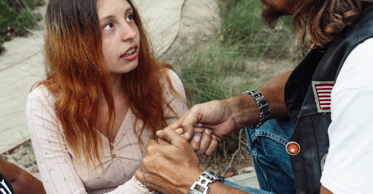 家庭で子どもにドリンクを渡す母親の姿。安心して飲ませられる栄養ドリンクの雰囲気を表現した画像