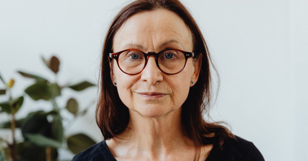 自然光の中で微笑む女性。メイクなしでもツヤとハリのある肌に自信を持つ様子を表現。