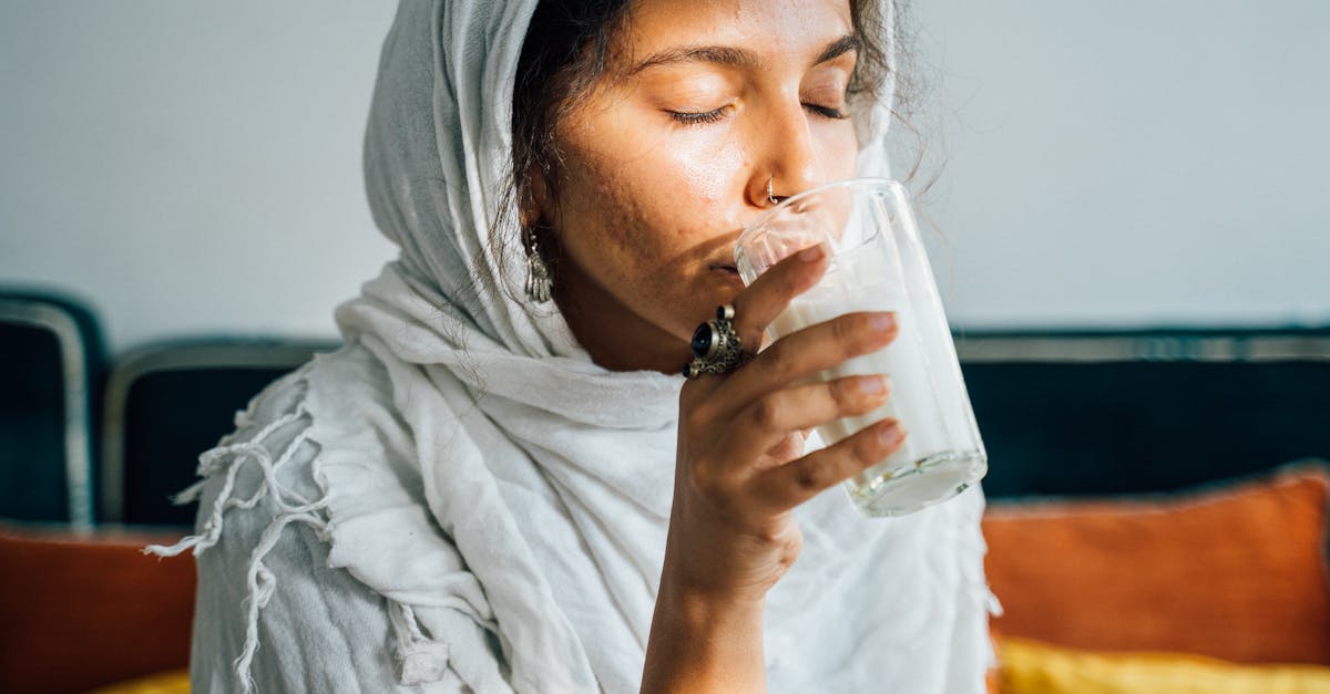 スマートリングで健康的な生活を送る男女のポジティブなイメージ