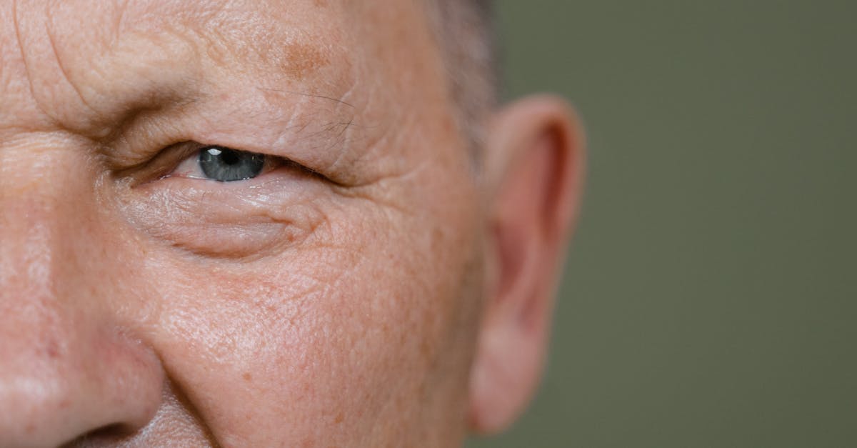 加齢による肌のハリとツヤの変化を比較したイメージ。若々しい肌と年齢肌を対比して描いた美しいビジュアル。