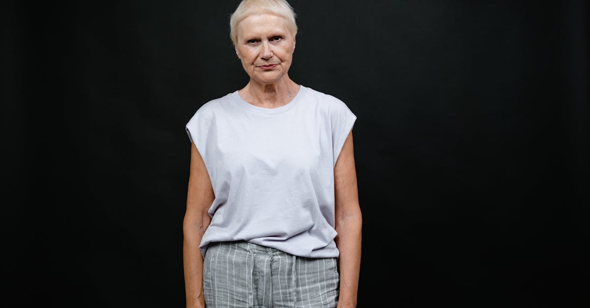 ナチュラルな光の中で柔らかく微笑む大人の女性。年齢を重ねても美しい肌の透明感を感じさせるポートレート。