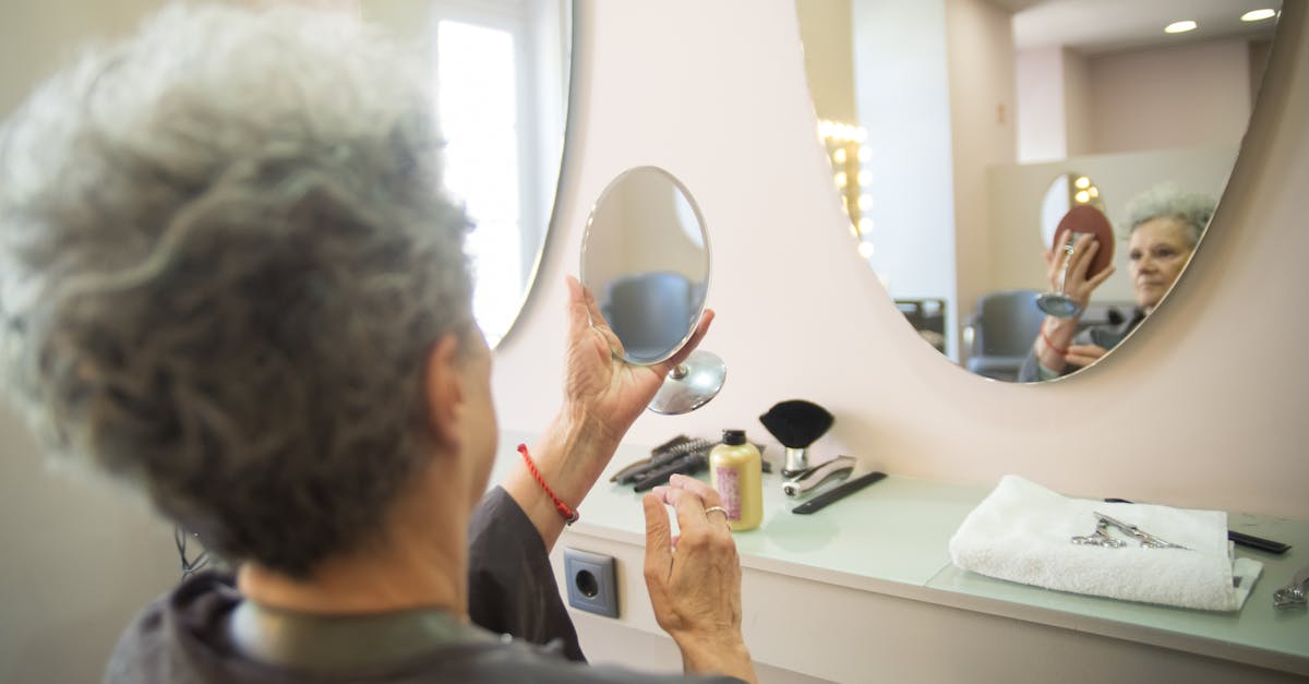 通いやすさを重視してサロンを比較検討している男性のイメージ画像