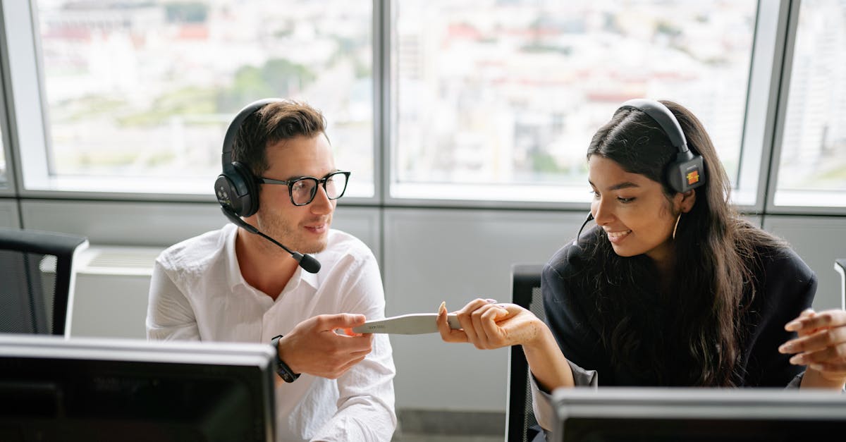 クラチャイダムゴールドの返金保証やサポート体制に満足する男性のイメージ