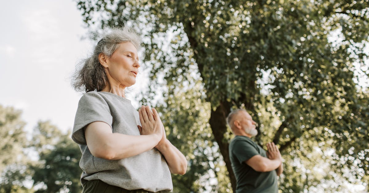 40代以降の男女が健康的な食生活を楽しむイメージ