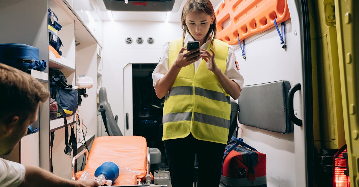 レバクリ利用に際しての注意点を確認する男性のイメージ画像