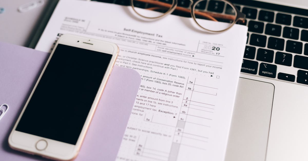 ED治療を検討する男性がレバクリ利用の自己診断チェックリストに向き合う様子のイメージ画像