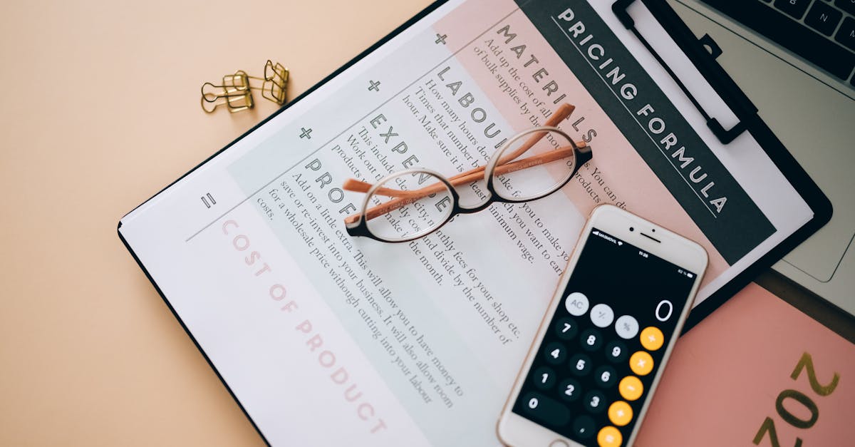 脱毛サロンの料金比較表を確認する男性のイメージ