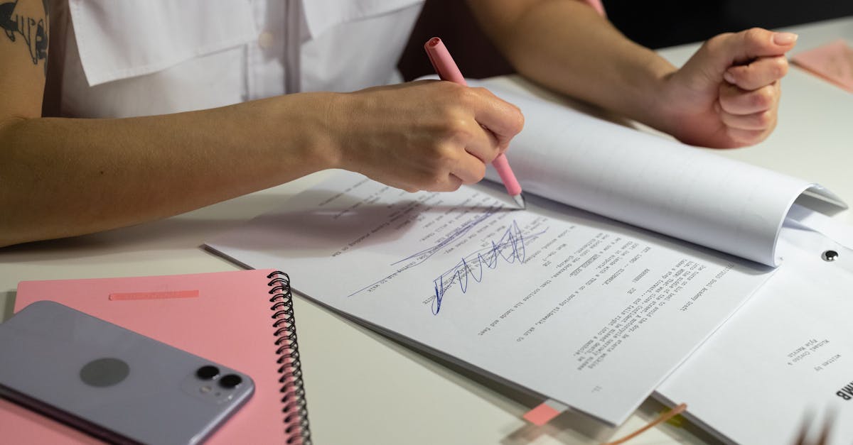 口コミやレビューの信頼性をチェックするポイントをメモしているイメージ画像