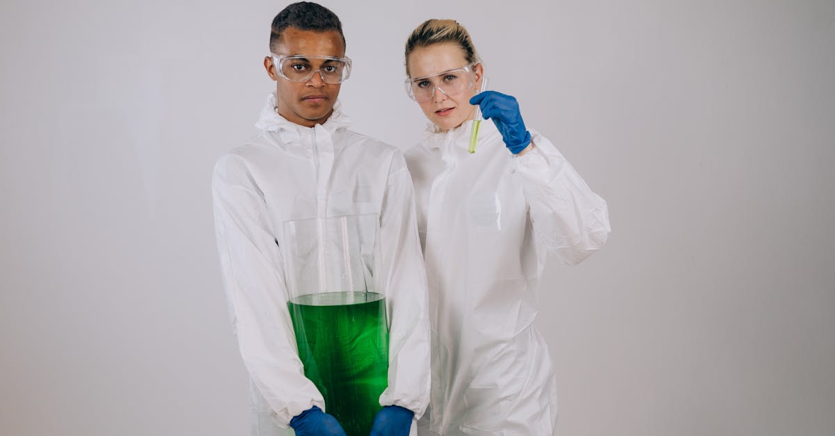 研究所で開発者がドリンクの成分を確認している様子。科学的に設計された栄養機能食品を象徴する画像