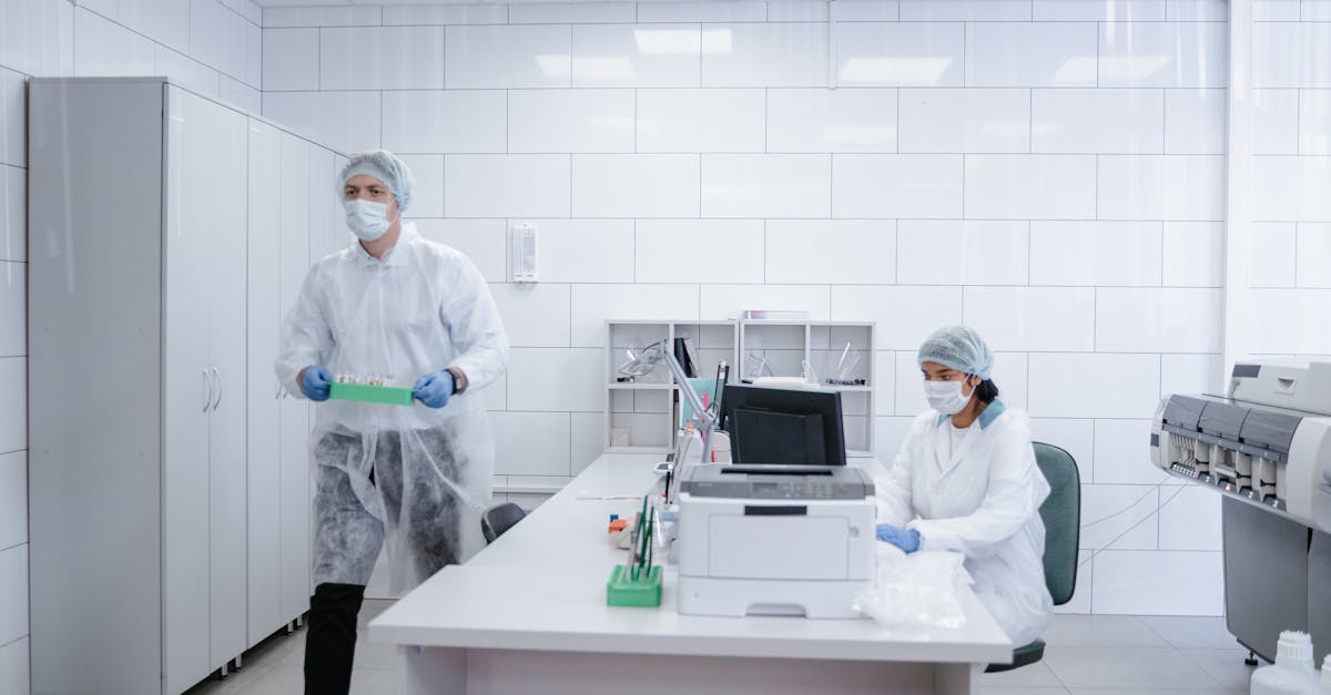 第三者機関の研究員がサプリ成分を分析している研究室のイメージ