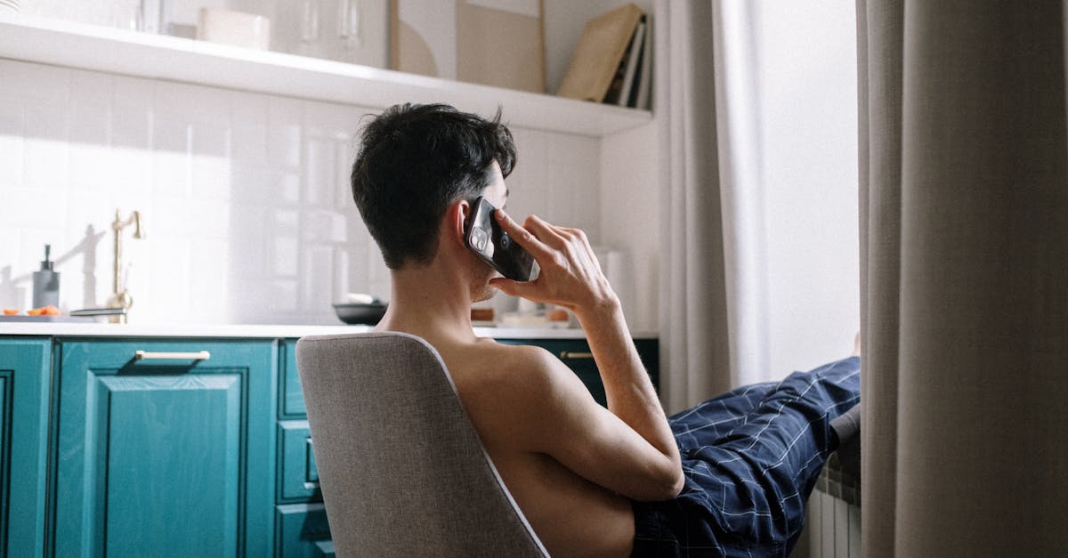 個室でアデランスのスタッフと髪や頭皮について相談している様子