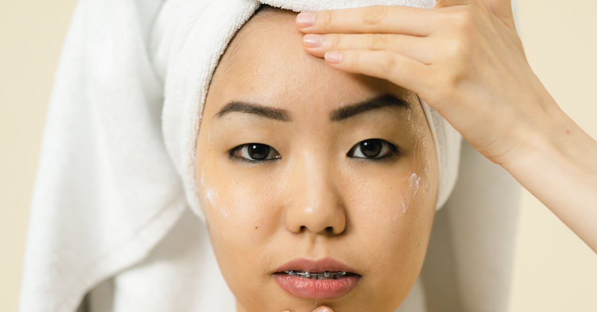 使用前と使用後の肌を比較したイメージ。トーンアップし、毛穴が引き締まった滑らかな肌を対比で見せる構図。