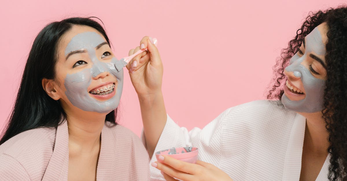 スキンケア製品のレビューを共有する女性たち。笑顔と共感の雰囲気が漂うナチュラルなシーン。