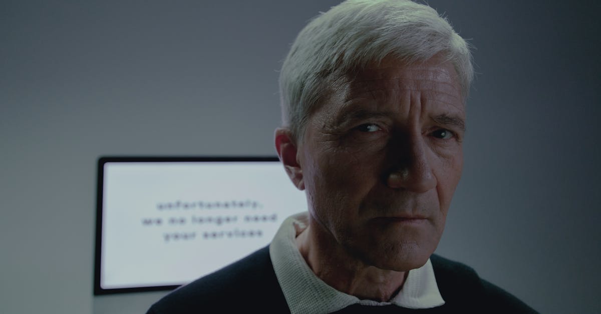 無料体験で予想外に効果を感じて驚く男性のイメージ画像